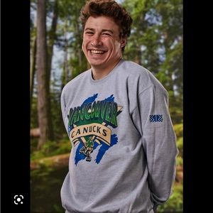 BNWT Canucks Adidas reverse retro crewneck